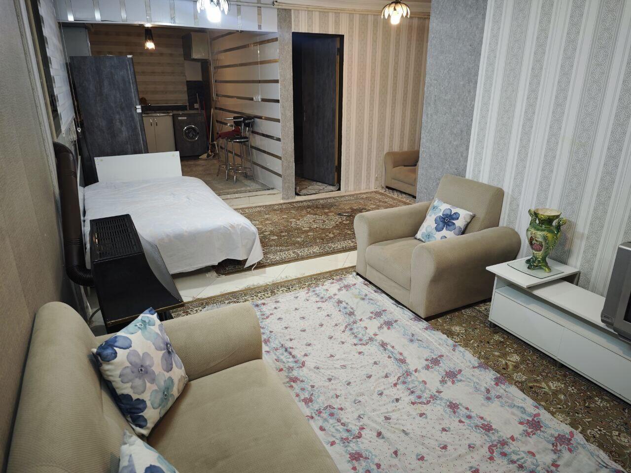 اتاق پذیرایی و آشپزخانه