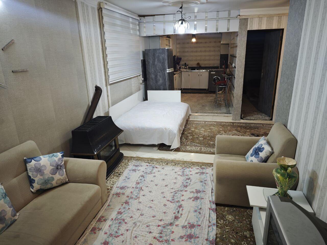 اتاق پذیرایی و آشپزخانه