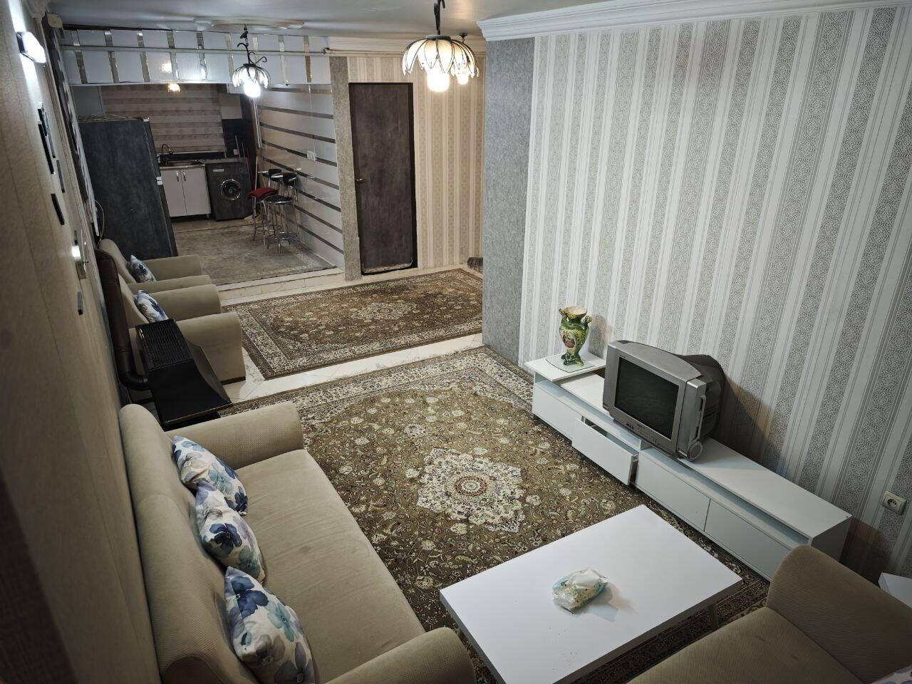 اتاق پذیرایی و آشپزخانه