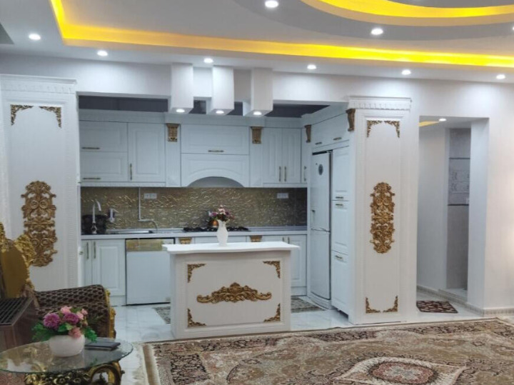 اتاق پذیرایی و آشپزخانه