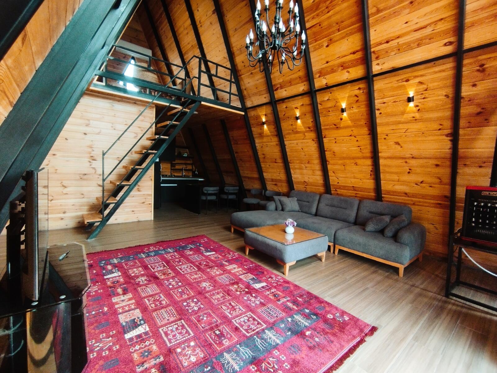 اتاق پذیرایی و آشپزخانه