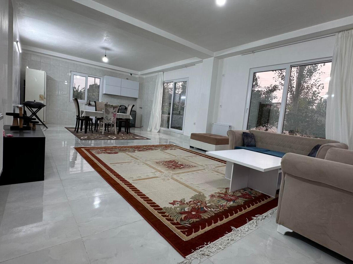 اتاق پذیرایی و آشپزخانه