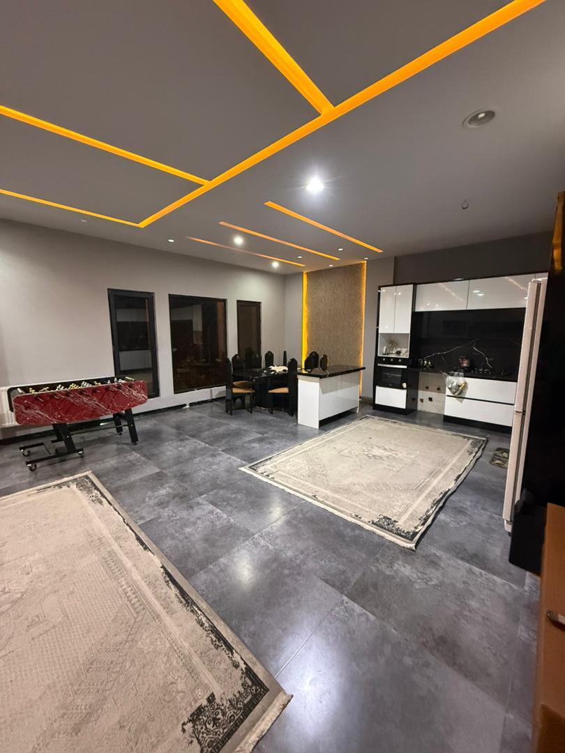 اتاق پذیرایی و آشپزخانه