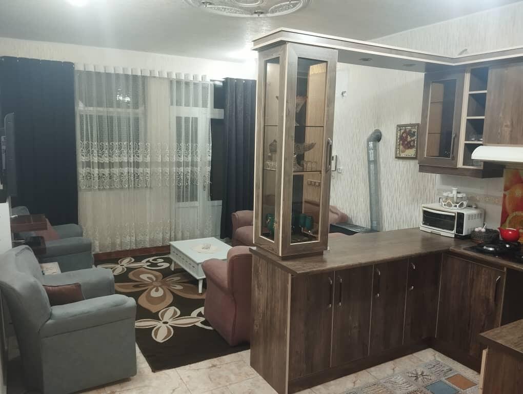 اتاق پذیرایی و آشپزخانه