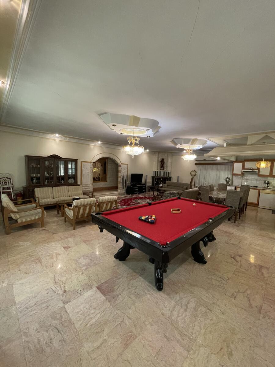 اتاق پذیرایی و آشپزخانه