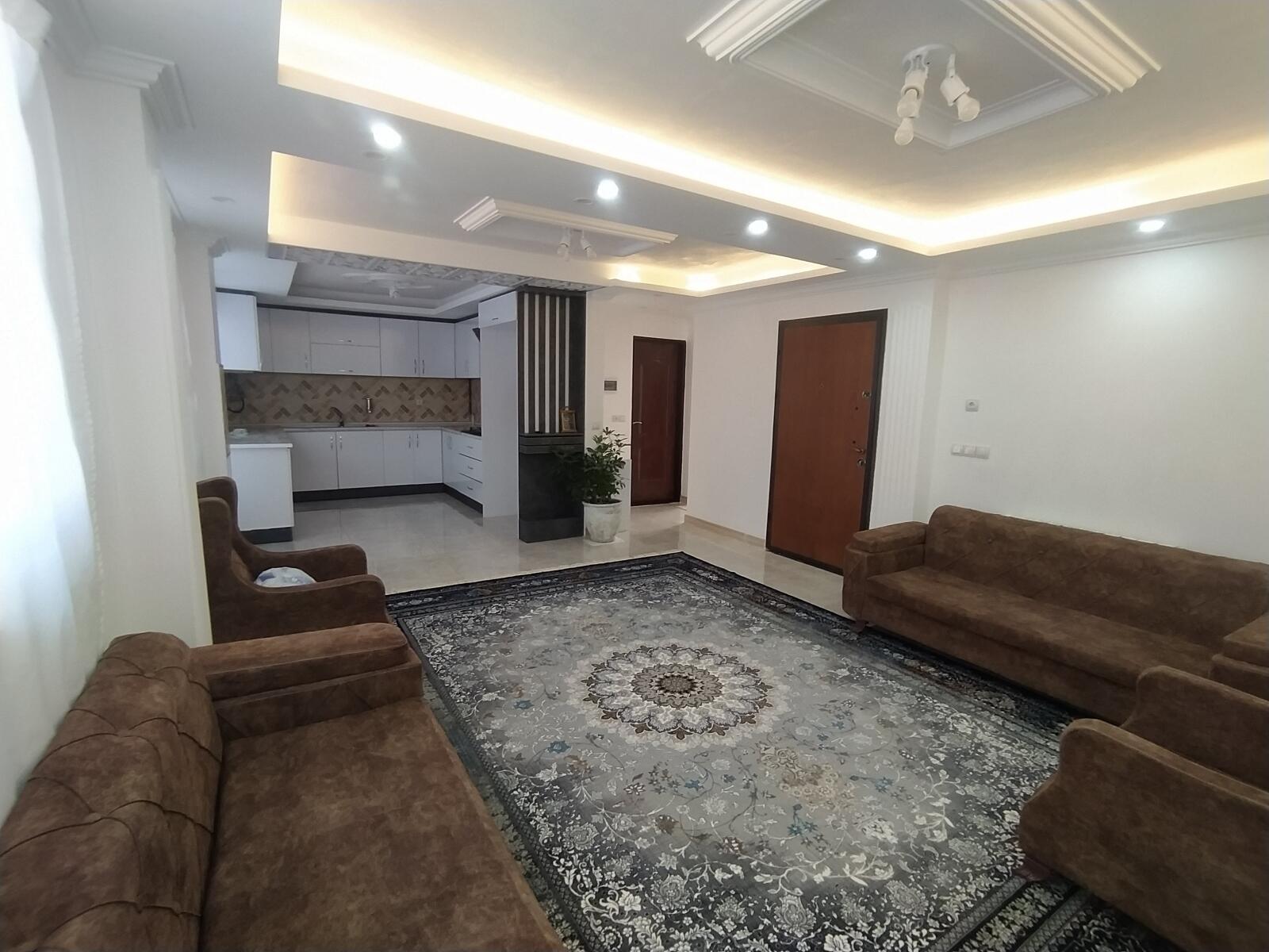 اتاق پذیرایی و آشپزخانه