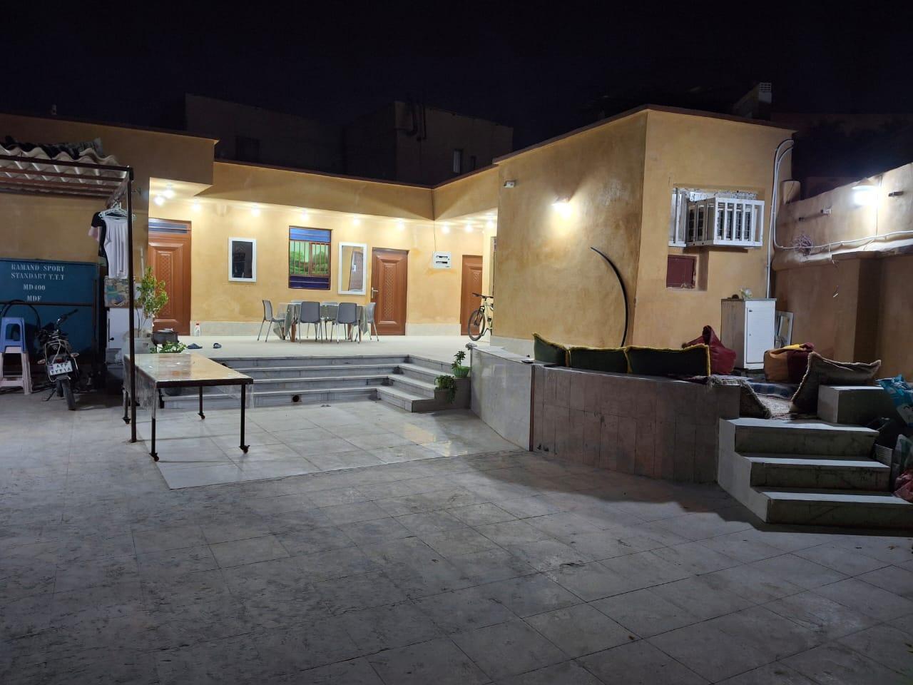 نمای ساختمان در شب