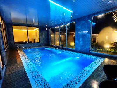 ویلای سه خوابه با استخر آبگرم "سردار" در کردان