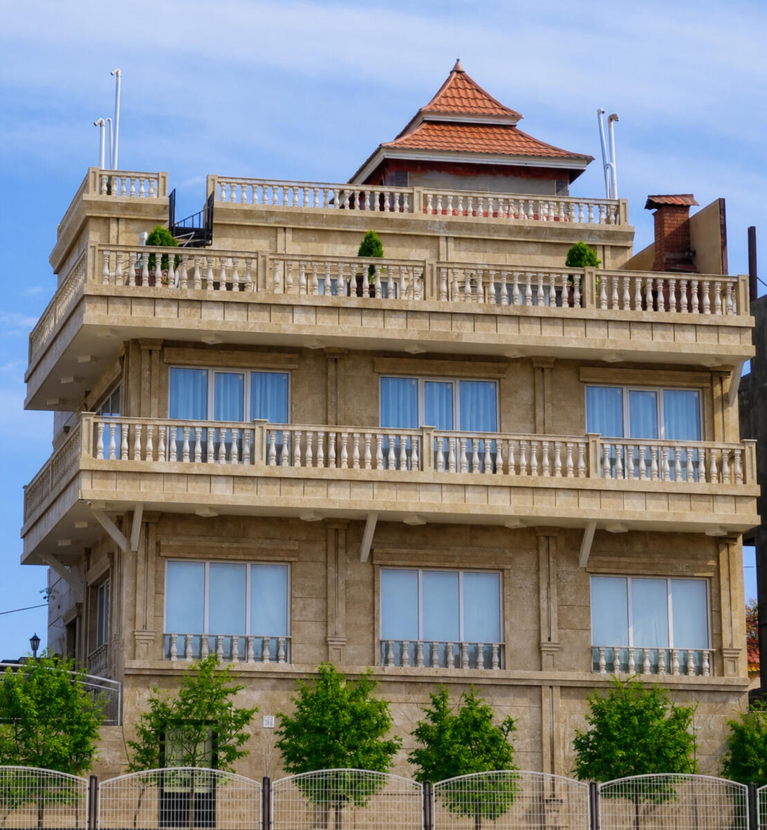 نما ساختمان در روز
