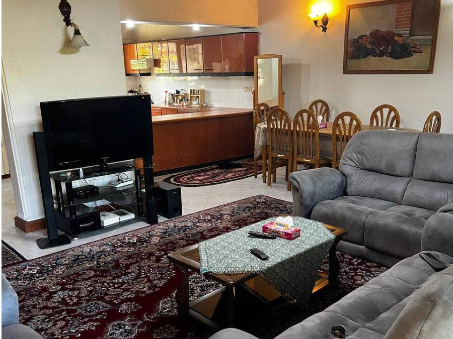 اتاق پذیرایی و آشپزخانه