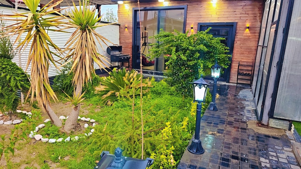 باغچه حیاط و نمای ساختمان