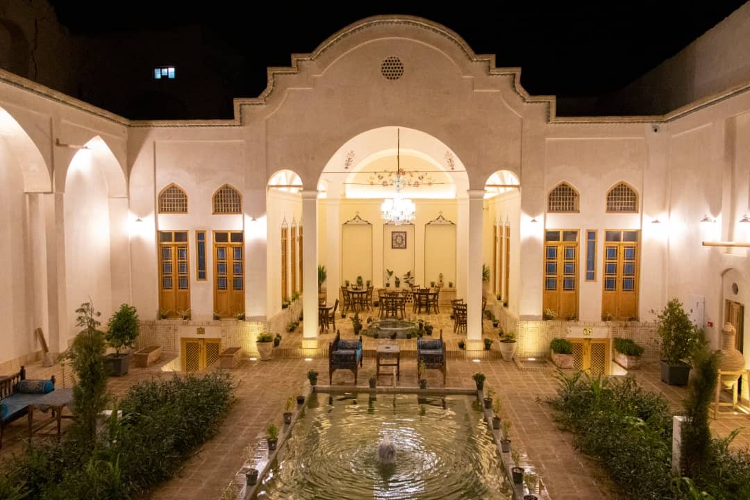 حیاط بزرگ