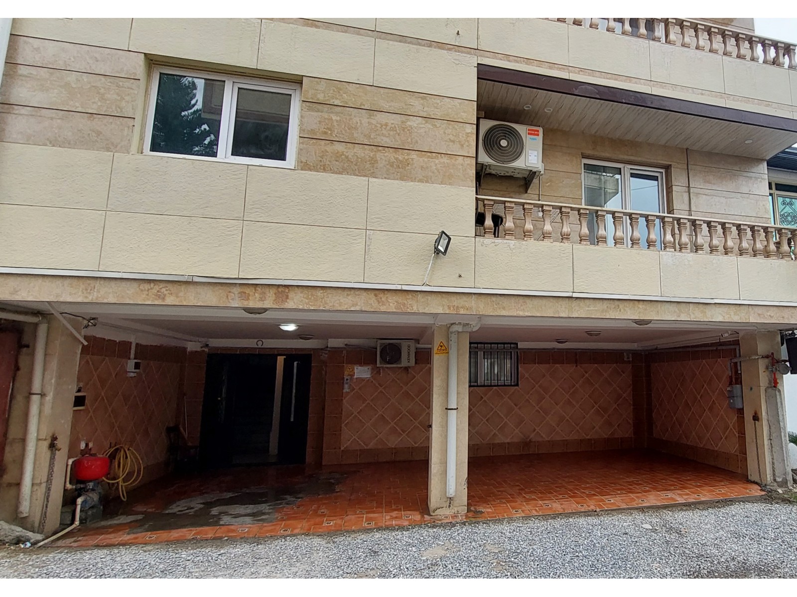 ورودی اقامتگاه وپارکینگ ورودی اقامتگاه وپارکینگ