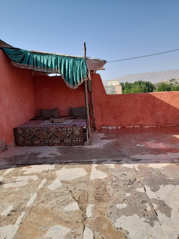 آلاچیق وحیاط