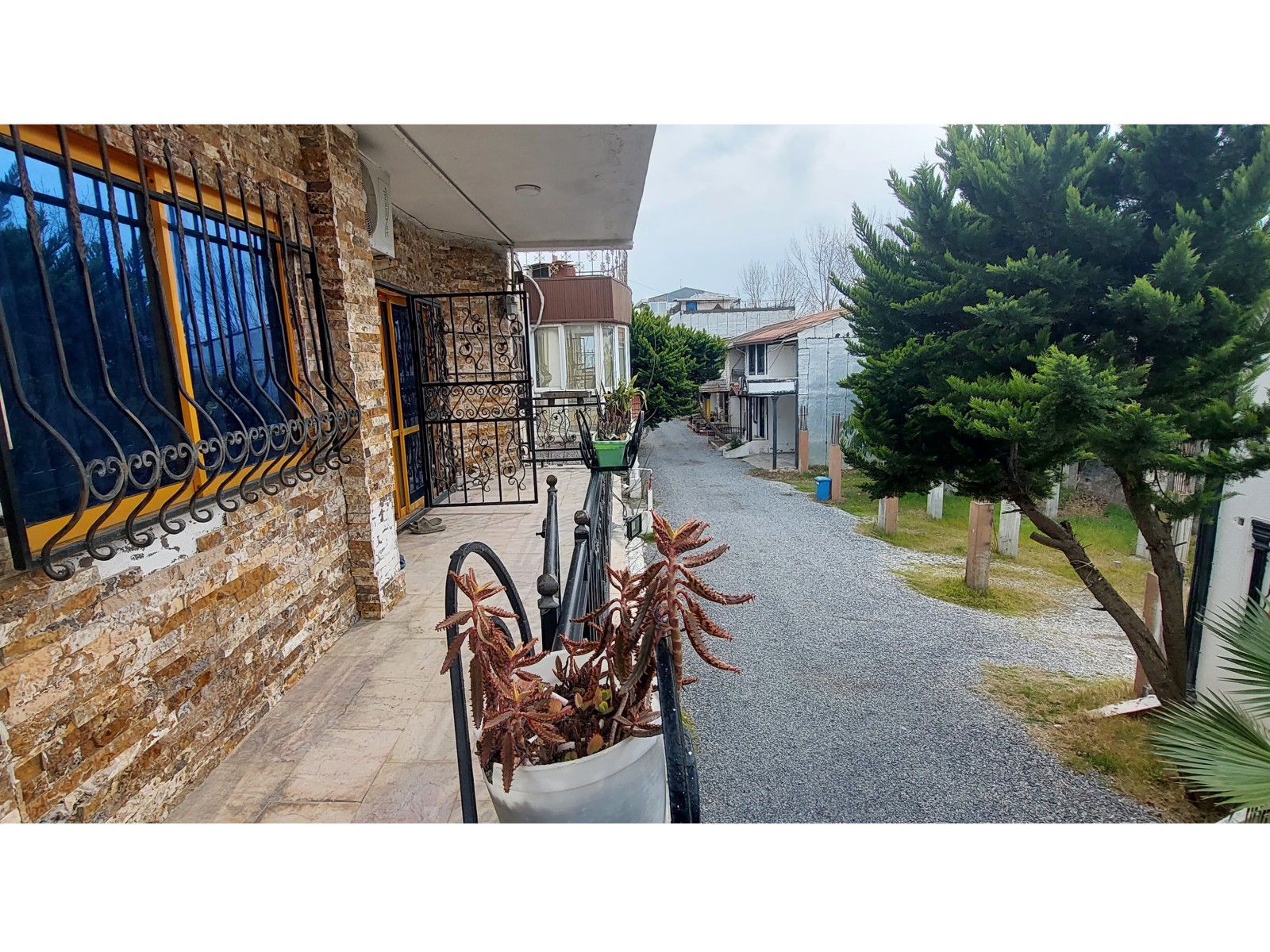 ورودی اقامتگاه ورودی اقامتگاه