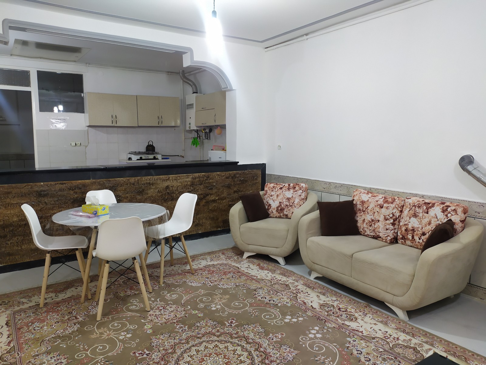 اتاق پذیرایی و آشپزخانه