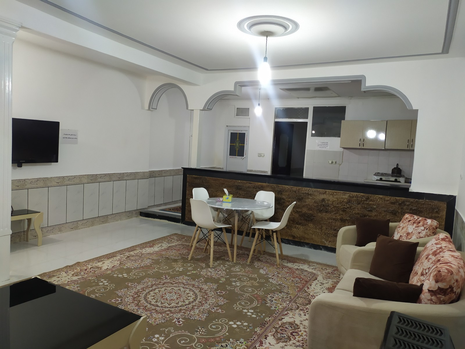 اتاق پذیرایی و آشپزخانه