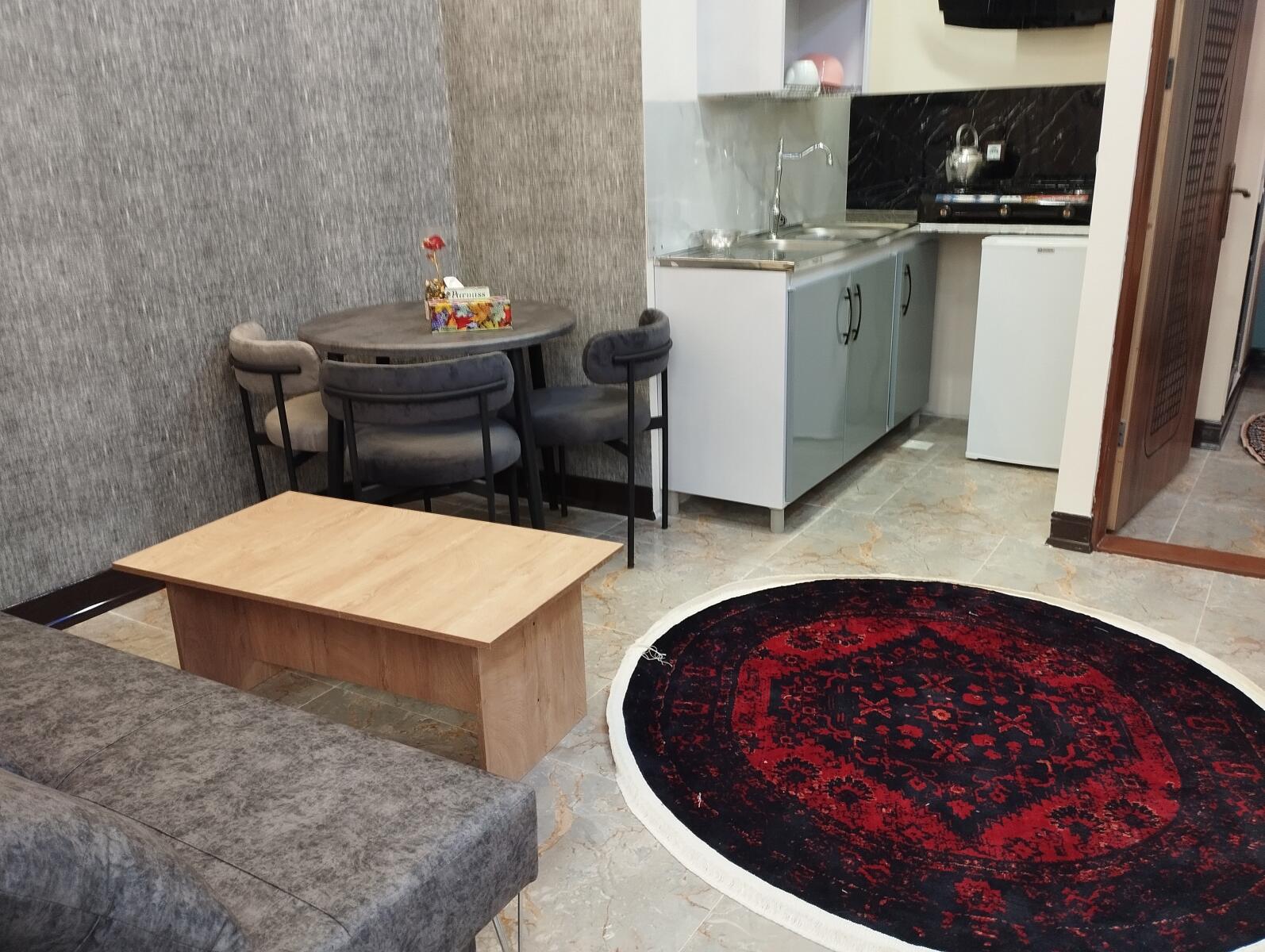 اتاق پذیرایی و آشپزخانه