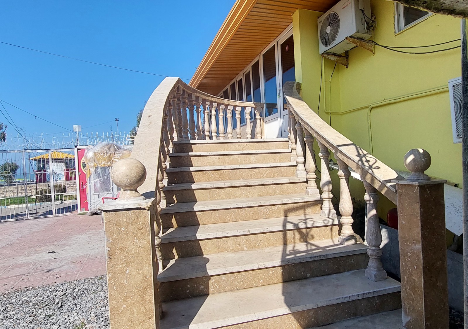 ورودی اقامتگاه ورودی اقامتگاه