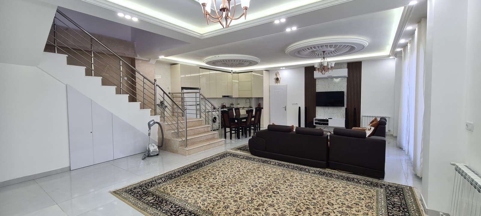 اتاق پذیرایی و آشپزخانه