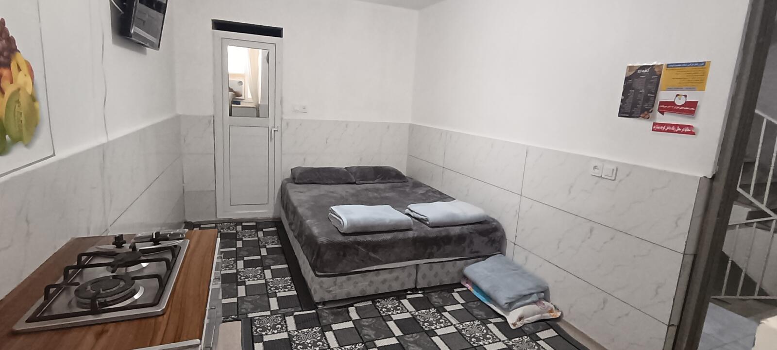 اتاق پذیرایی و آشپزخانه