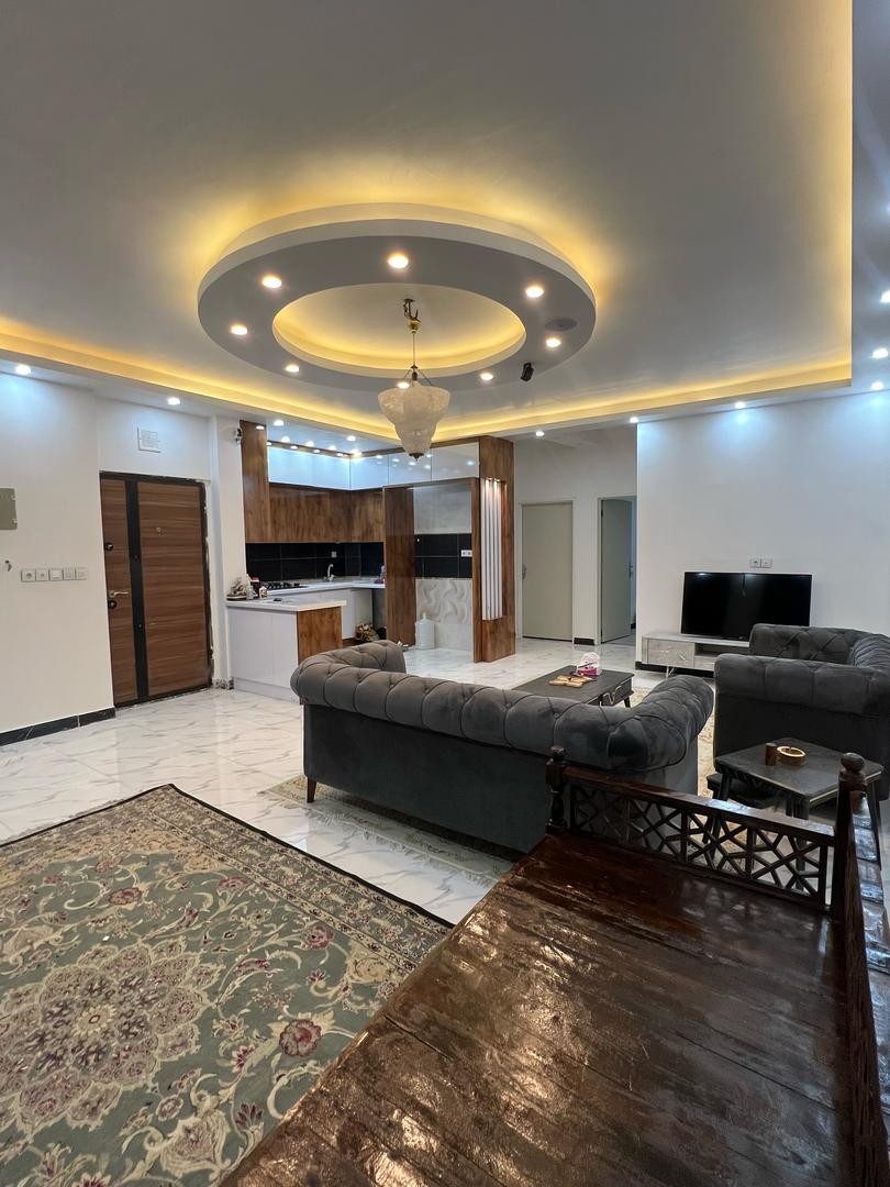 اتاق پذیرایی و آشپزخانه