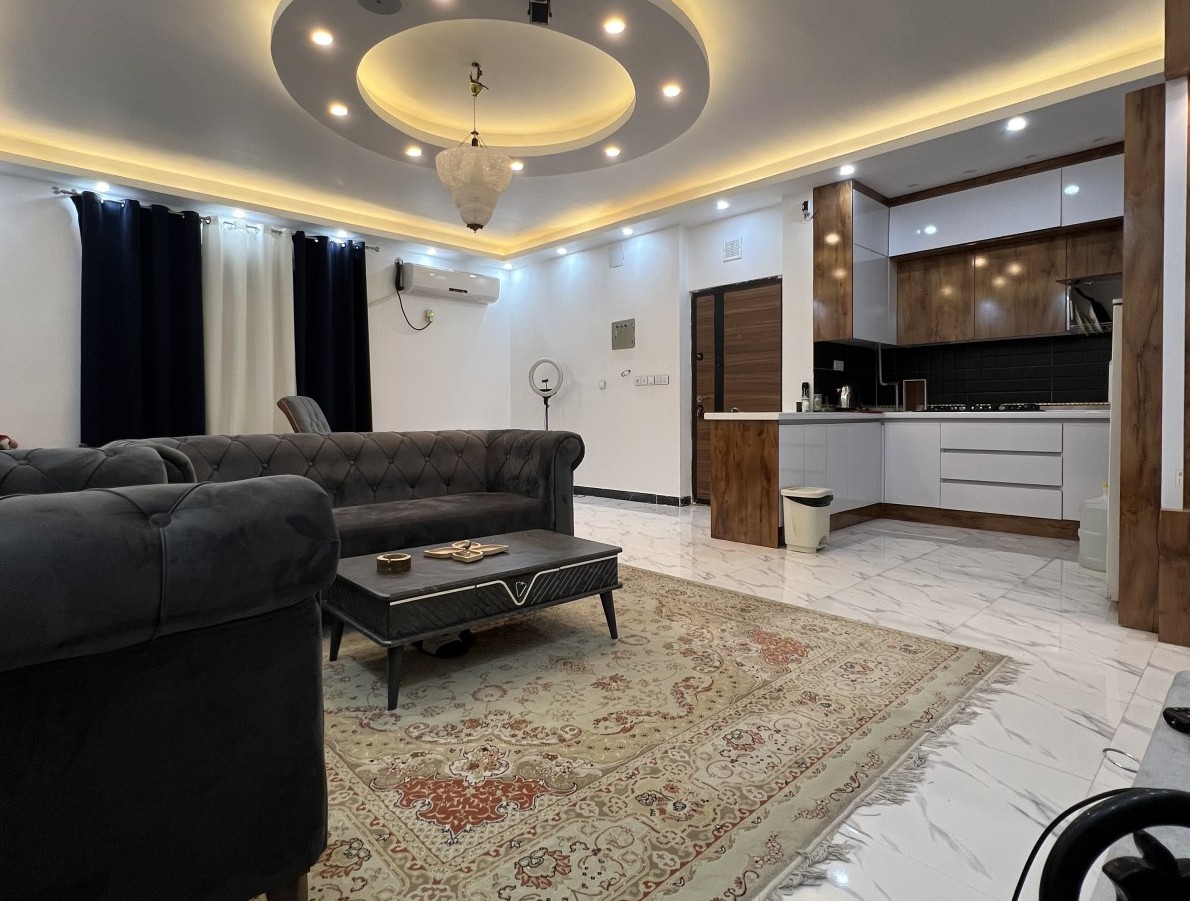 اتاق پذیرایی و آشپزخانه