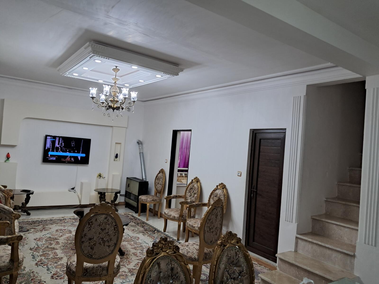 نمای پذیرایی و پله برای خواب و بالکن بالا