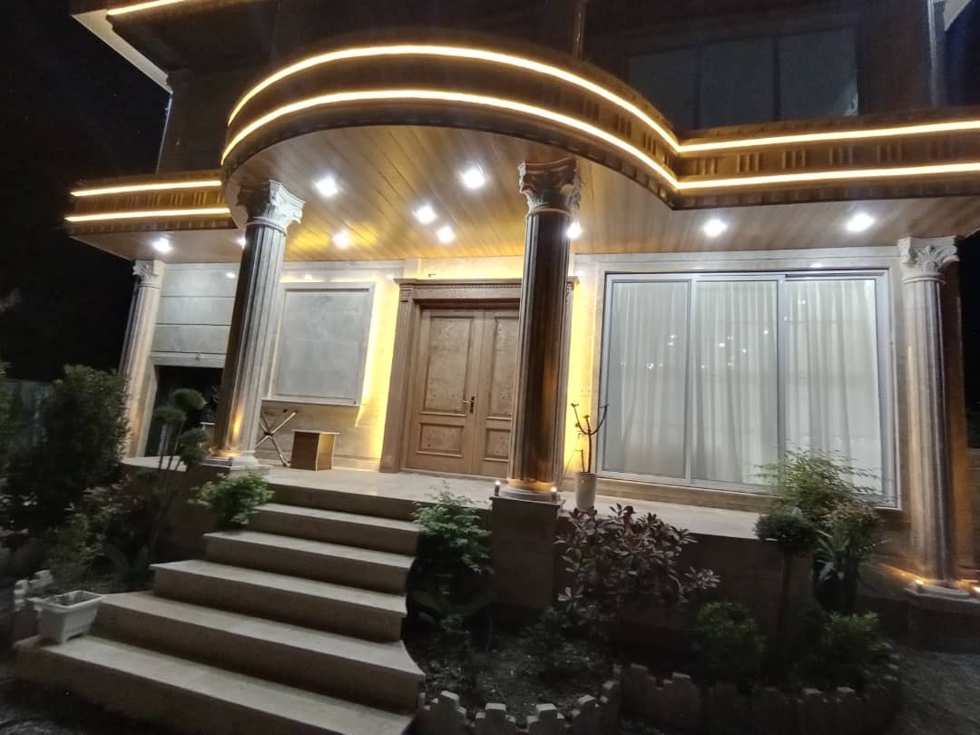 ورودی اقامتگاه دارای تراس بزرگ