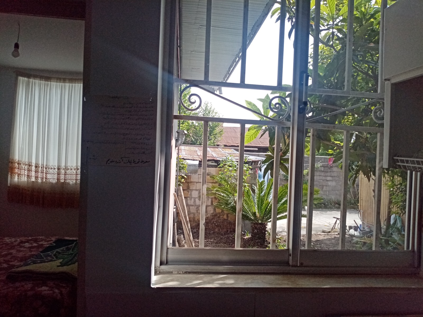 نمای بیرون از پنجره پذیرایی