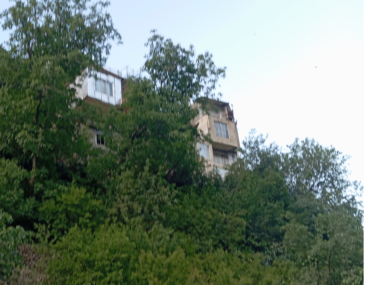 نمای خانە از دور