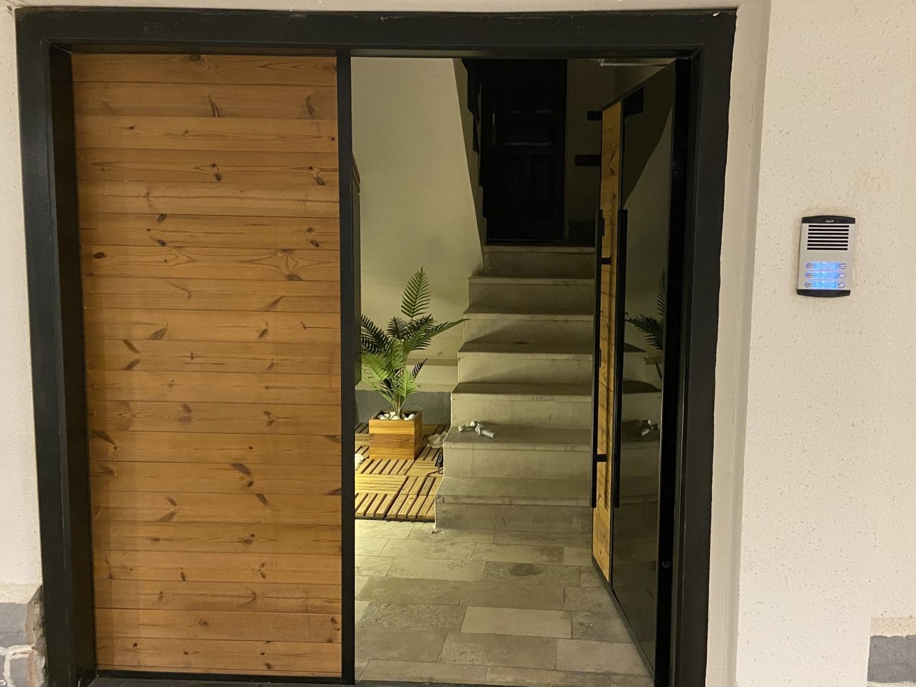 ورودی اقامتگاه ورودی اقامتگاه