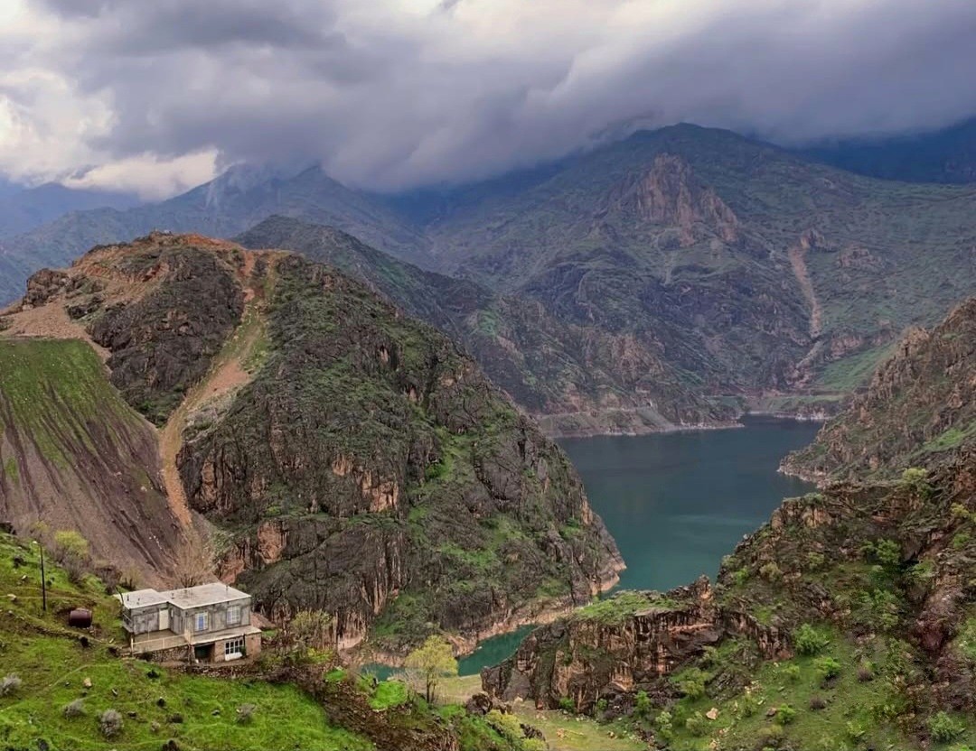 چشم انداز به دریاچه
