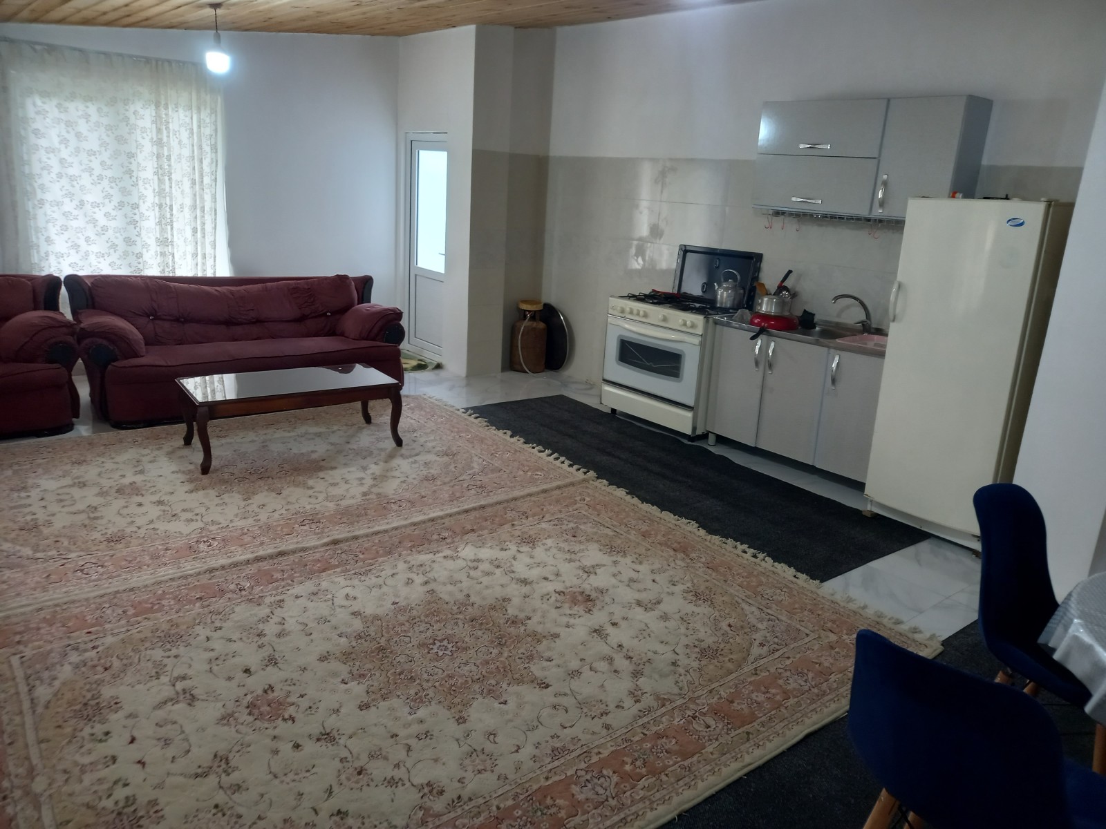 اتاق پذیرایی و آشپزخانه