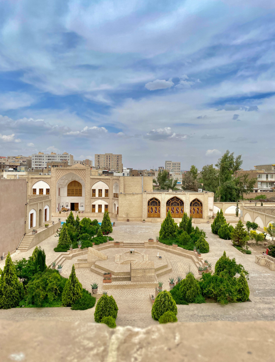 حیاط مجموعه