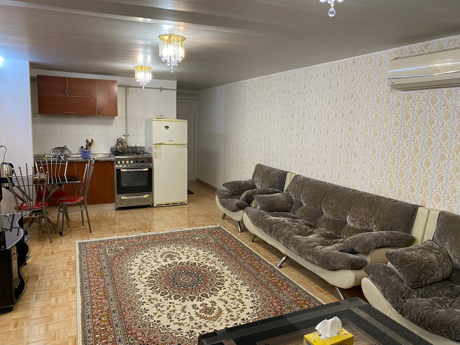 اتاق پذیرایی و آشپزخانه