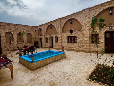 اقامتگاه سنتی بابابزرگ در "میمه"
