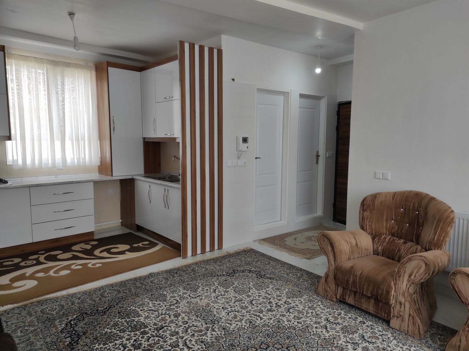 اتاق پذیرایی و آشپزخانه