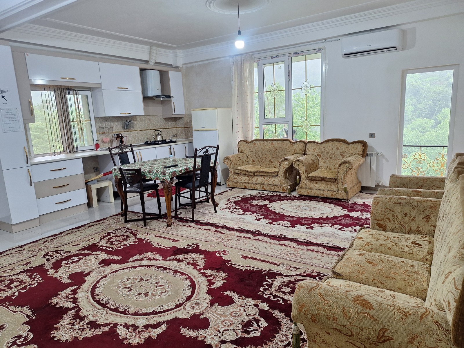 اتاق پذیرایی و آشپزخانه