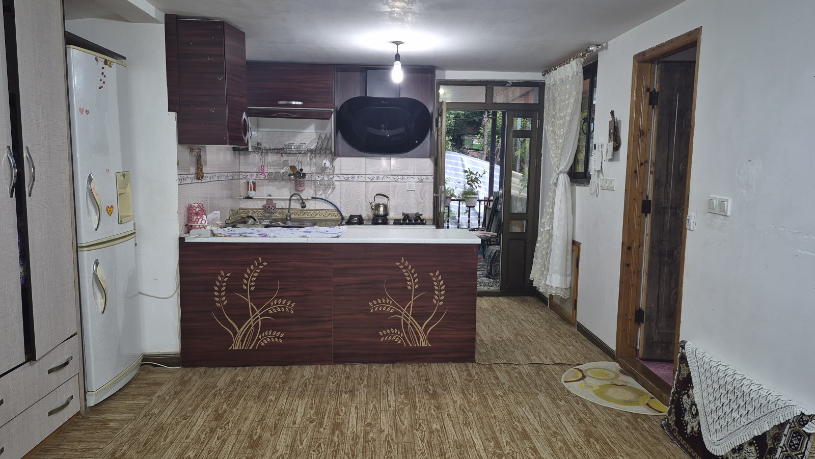 اتاق پذیرایی و آشپزخانه