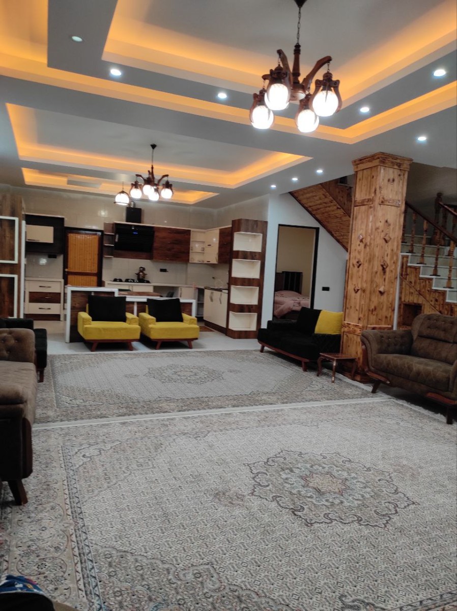 اتاق پذیرایی و آشپزخانه