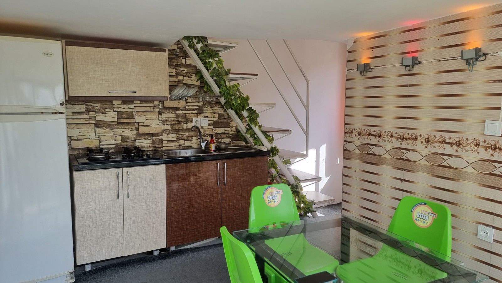 پذیرایی و آشپزخانه