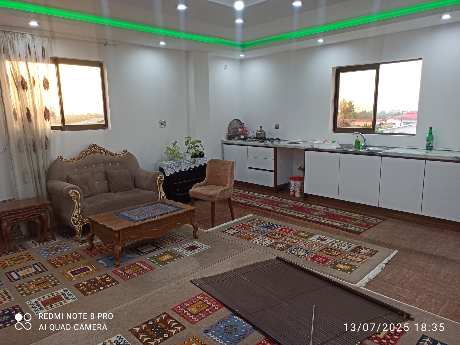 اتاق پذیرایی و آشپزخانه
