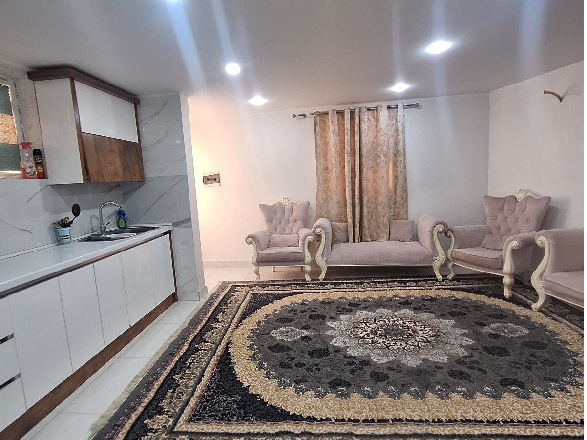 اتاق پذیرایی و آشپزخانه