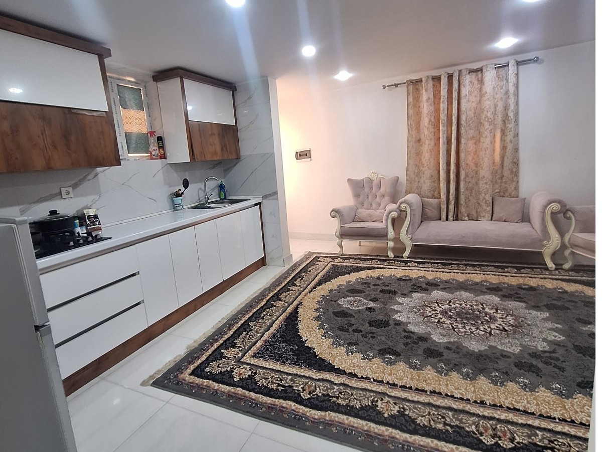 اتاق پذیرایی و آشپزخانه