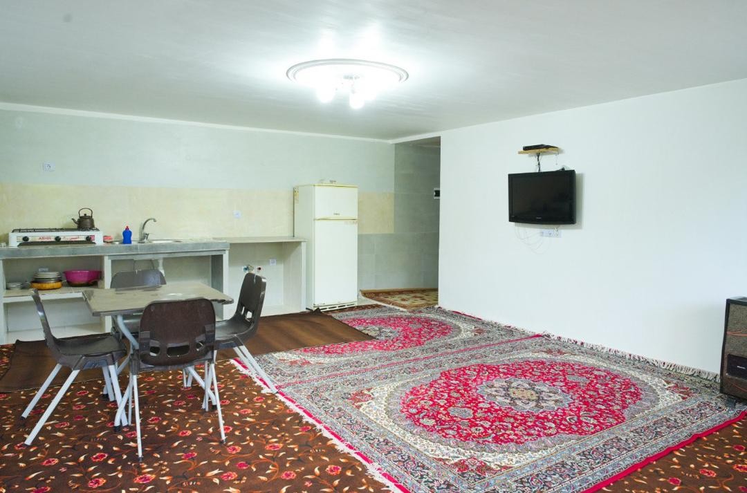 اتاق پذیرایی و آشپزخانه