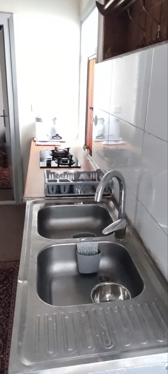 اتاق پذیرایی و آشپزخانه