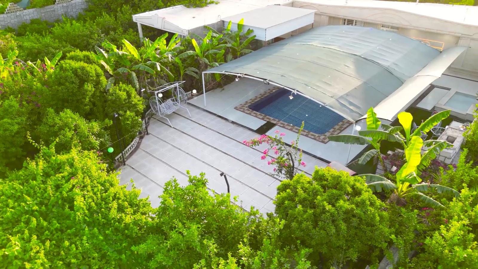 استخر رو باز با حیاطی دلنشین استخر رو باز با حیاطی دلنشین