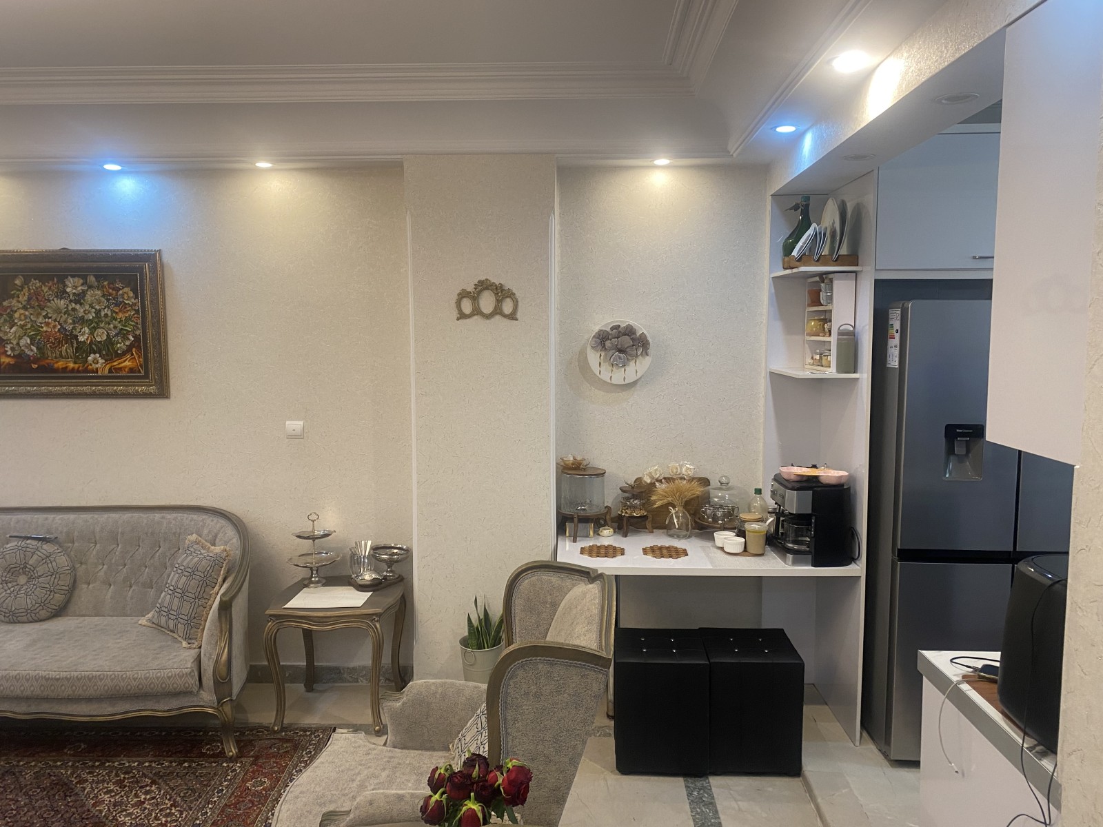 اتاق پذیرایی و آشپزخانه