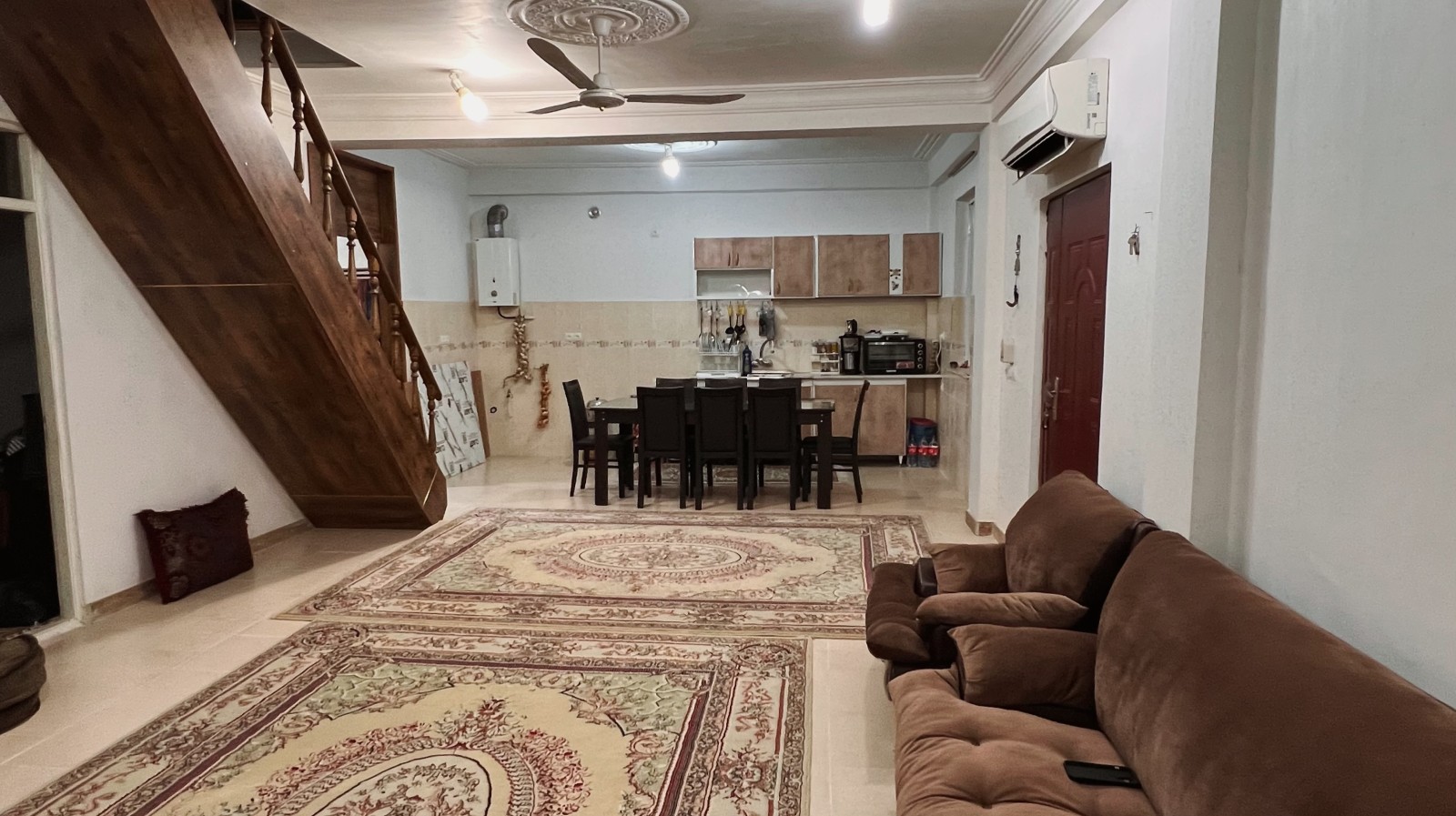 اتاق پذیرایی و آشپزخانه